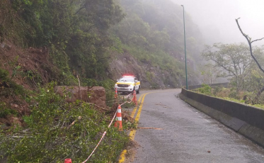 Queda de barreira deixa trânsito em meia pista na Serra do Rio do Rastro