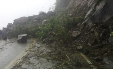  Trânsito da Serra do Rio do Rastro segue bloqueado até o final da tarde