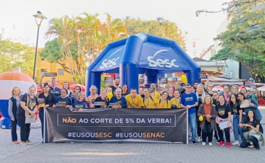 Contra o corte de 5% dos recursos, trabalhadores do Sesc e Senac protestam em Criciúma