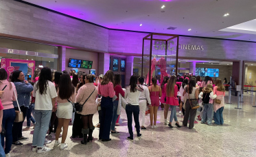 Primeira sessão de Barbie faz fila no Nações Shopping (VÍDEO)