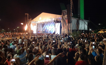 Show de Fernando e Sorocaba atrai milhares de pessoas ao Parque Prefeito Altair Guidi (VÍDEO)