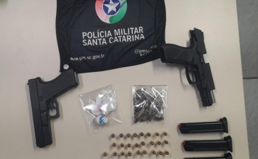 Com drogas no veículo e armas na residência, homem é preso em Siderópolis