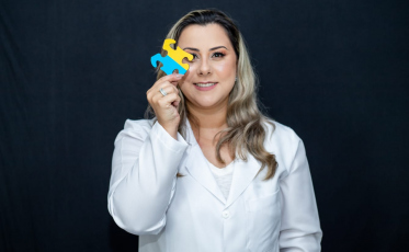Especialista em autismo trabalha no desenvolvimento de crianças com TEA em Criciúma