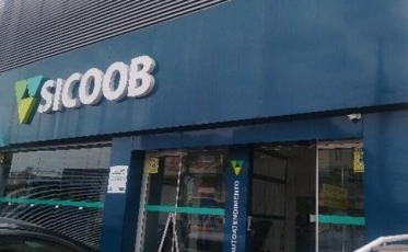 Assaltantes abordam mulheres em frente a uma agência bancária em Criciúma