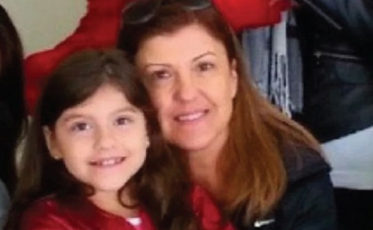 Mãe que matou e escondeu corpo da filha em baú de brinquedos segue foragida