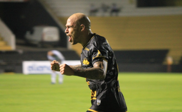 Herói modesto: Silvinho bate no peito e diz 