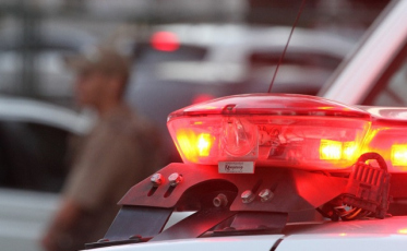 Assaltantes armados invadem loja em plena luz do dia