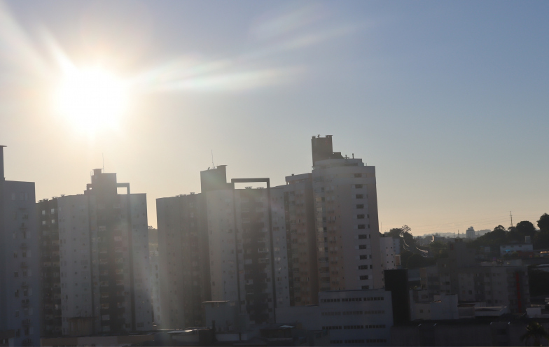 Tempo bom predomina e temperaturas podem passar de 30°C no feriado