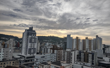  Quinta-feira com sol entre nuvens no Sul de Santa Catarina 