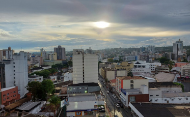 O sol apareceu nesta segunda. Na terça, chance de chuva