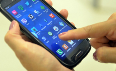 Entenda porque o sinal de celular é ruim na praia