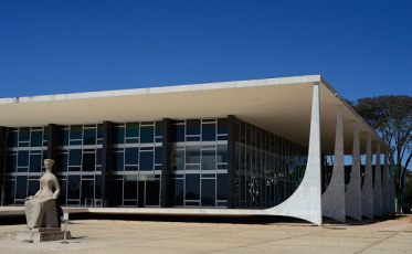 STF mantém lei que proíbe reajuste para servidores até dezembro