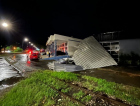 [Vídeos] Temporal arranca telhado da superintendência de trânsito de Criciúma