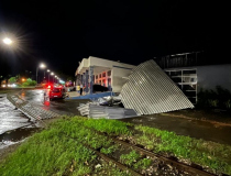 [Vídeos] Temporal arranca telhado da superintendência de trânsito de Criciúma
