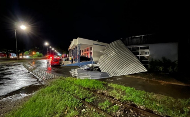 [Vídeos] Temporal arranca telhado da superintendência de trânsito de Criciúma