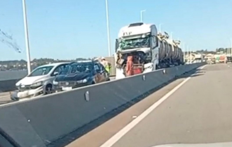 Engavetamento com oito veículos bloqueia trânsito na ponte Anita Garibaldi em Laguna 