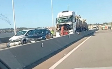 Acidente interdita totalmente a ponte Anita Garibaldi em Laguna 