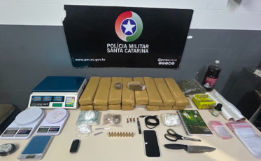 Abordagem a motorista revela estufa, cocaína, haxixe e 17 kg de drogas em Criciúma