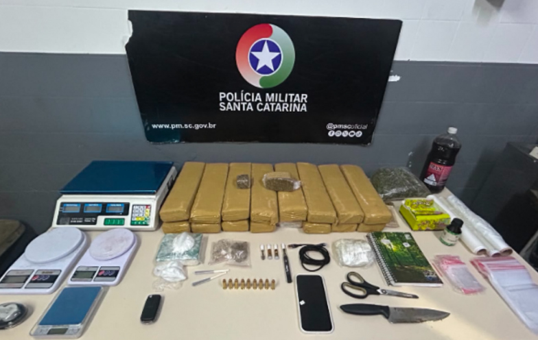 Abordagem a motorista revela estufa, cocaína, haxixe e 17 kg de drogas em Criciúma