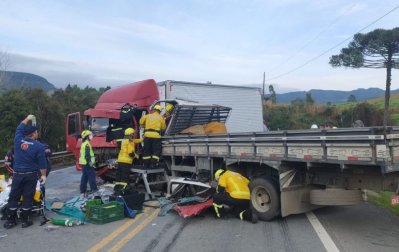 Motorista morre após colisão frontal entre caminhões em SC