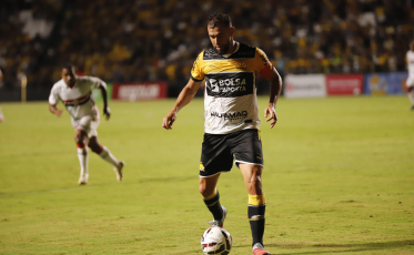 Castán admite desconforto com sequência sem vitórias e mira reação no clássico