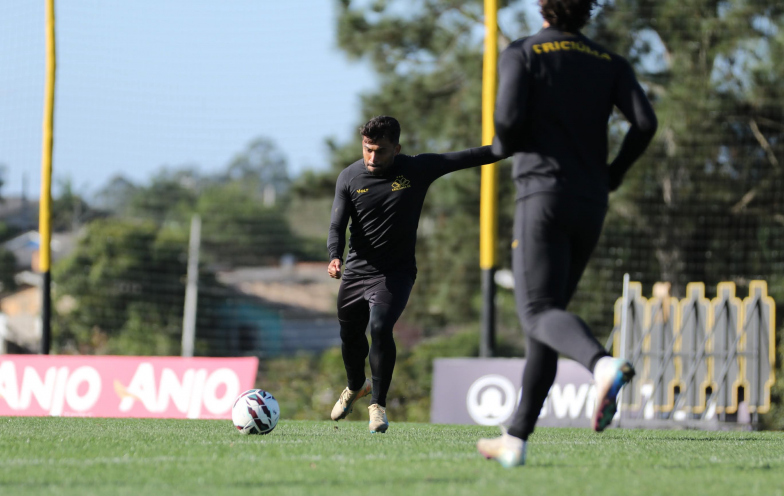Ronald ganha espaço entre os titulares do Criciúma antes de duelo contra o CRB