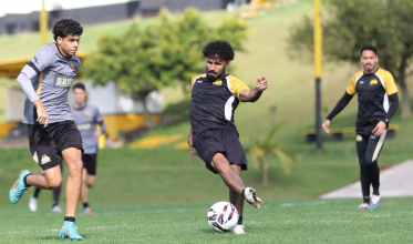Romarinho e Cauê Santos aparecem entre os titulares em treino coletivo 