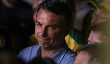 Flávio nos EUA e o comando da direita