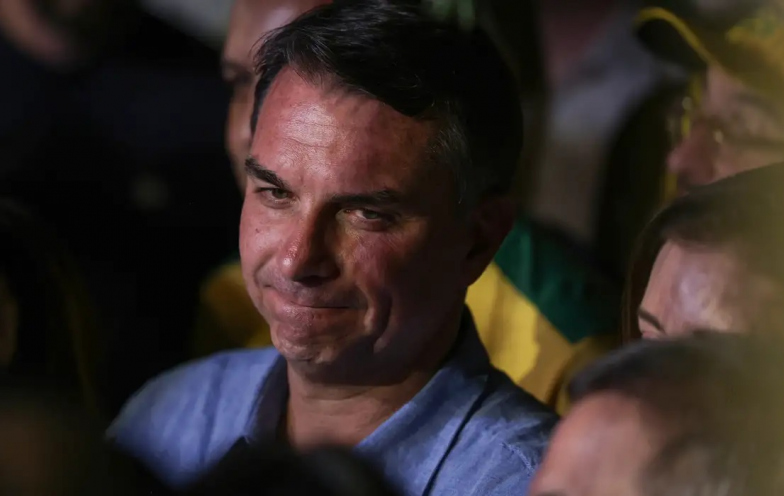 Flávio nos EUA e o comando da direita