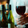 Vinho faz bem ao coração? O que a ciência descobriu depois do paradoxo francês