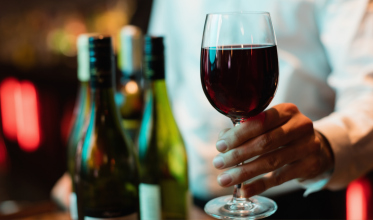 Vinho faz bem ao coração? O que a ciência descobriu depois do paradoxo francês