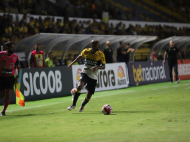 Waguininho está pendurado com dois amarelos | Foto: Celso da Luz/Criciúma EC