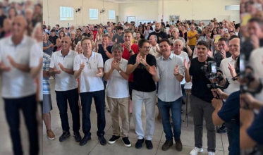Na festa de aniversário, candidato desiste e anuncia quem vai apoiar