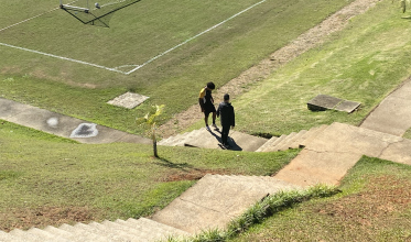 Romarinho sente tornozelo e deixa treino mais cedo