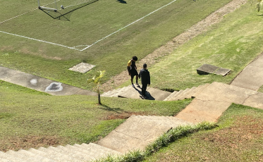 Romarinho sente tornozelo e deixa treino mais cedo