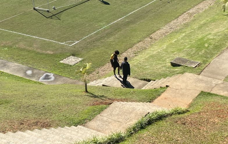 Romarinho sente tornozelo e deixa treino mais cedo