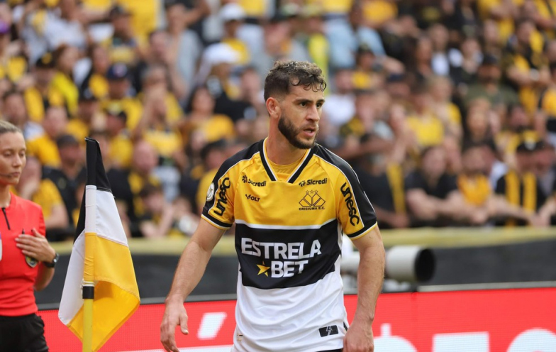 Fim da preocupação: Fellipe Mateus treina normalmente e vai para o jogo