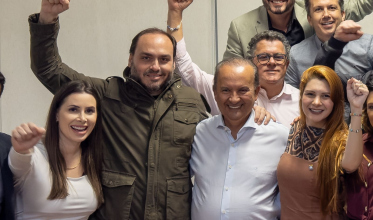 Com Carlos Bolsonaro, PL reúne deputados para organizar evento com Flávio