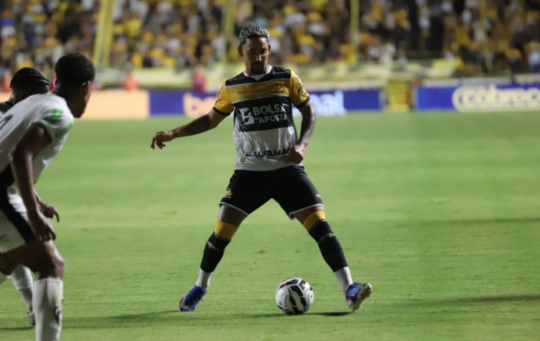 Jhonata Robert tem lesão grau 2 na posterior da coxa 