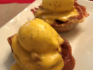 Ovo Benedict (muffin inglês, presunto de Parma, ovo poché e molho holandês)