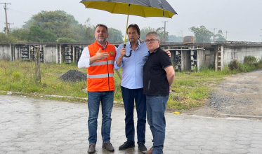 De guarda-chuva, Secretário Jerry visita