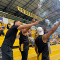 Torcida apoia atletas em último treino antes de jogo decisivo