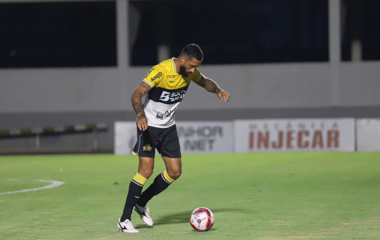 'Sou fã do 3-5-2', diz César Martins sobre esquema de Eduardo Baptista