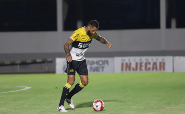 'Sou fã do 3-5-2', diz César Martins sobre esquema de Eduardo Baptista