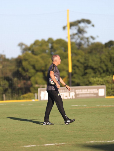 Eduardo Baptista surpreende e muda o time