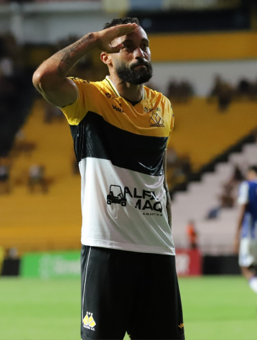 César Martins vira dúvida por lesão na coxa