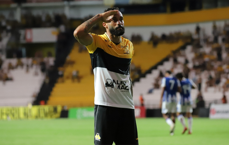 César Martins vira dúvida por lesão na coxa