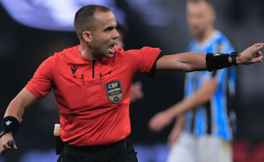 Alex Gomes Stefano apita Criciúma x Fortaleza