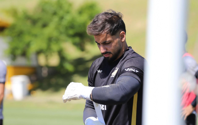 Alisson treina sem restrições e pode ser titular contra o Camboriú