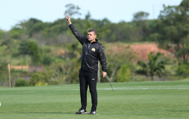 Umberto Louzer muda formação e testa Criciúma sem três zagueiros
